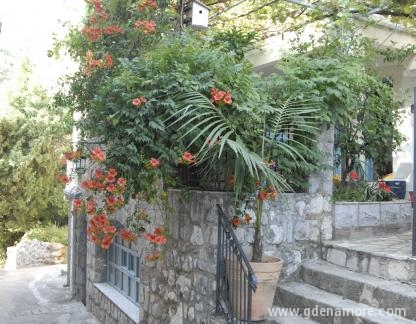 Apartmani Miloš, alloggi privati a Bečići, Montenegro - Ulaz u kuću